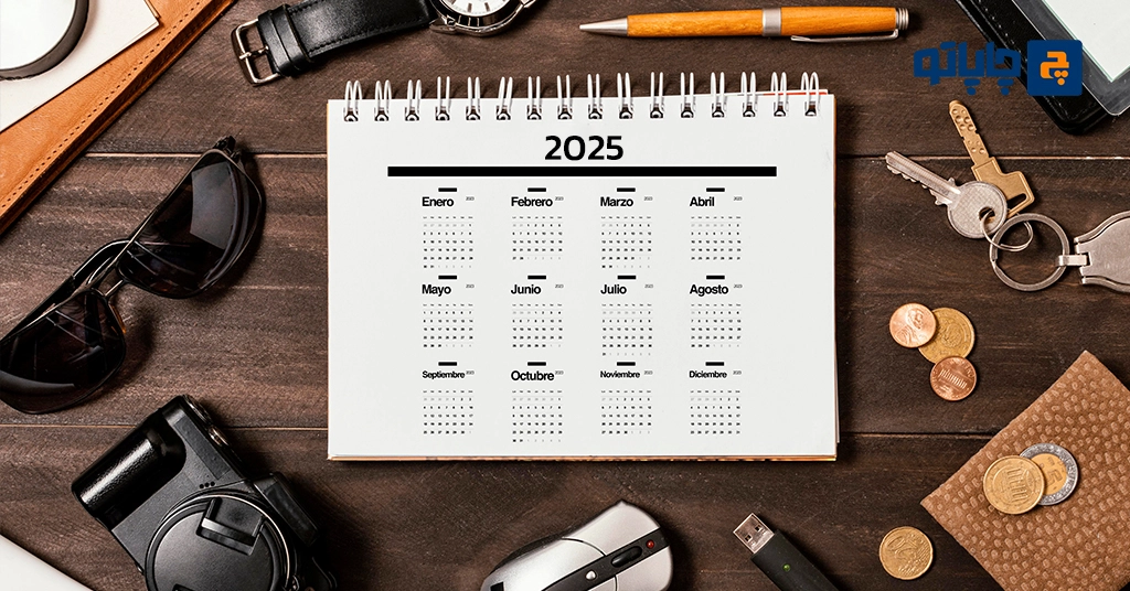 تقویم رومیزی بصورت خوابیده روی میز کار پر از وسایل کاری مثل خودکار، سوییچ و...